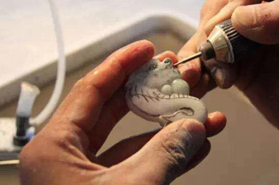 翡翠怎样抛光才能有镜面效果