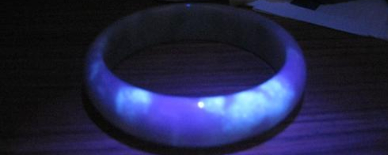 如何用紫光鉴定翡翠的真假