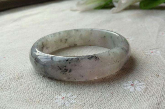 乌鸡翡翠手镯的功效与作用