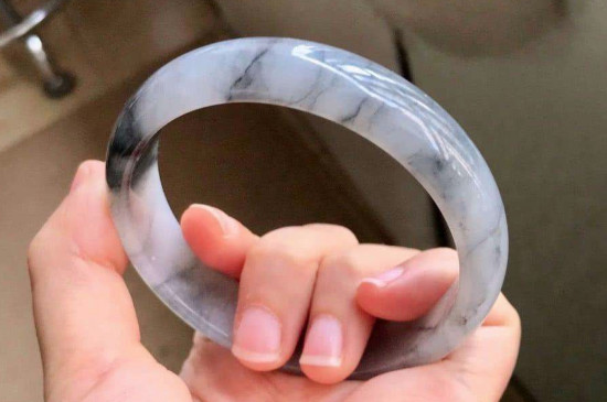 乌鸡翡翠手镯的功效与作用