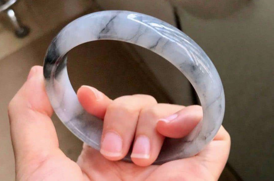 翡翠飘乌鸡手镯的功效与作用