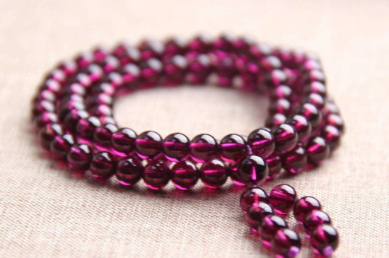 用电筒看石榴石的方法