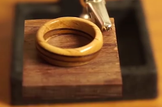 女生左手中指戴戒指什么意思