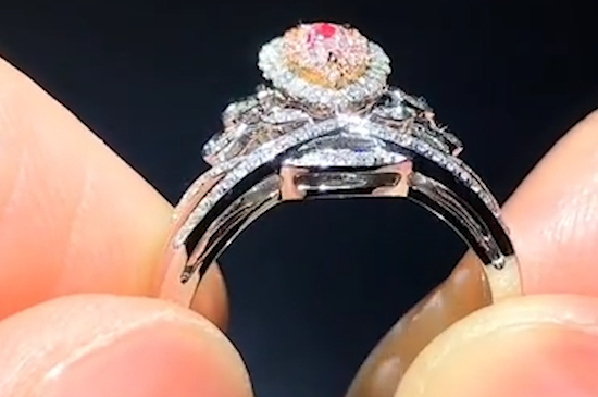 女孩子右手中指戴戒指代表什么