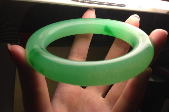 翡翠b货怎么用肉眼鉴别