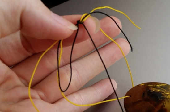 翡翠吊坠扣头编绳方法