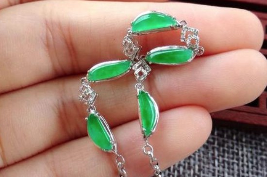 a货翡翠项链鉴别最直接方法