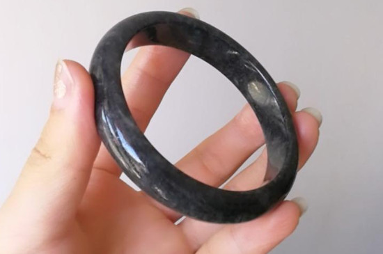 乌鸡手镯是玉的吗