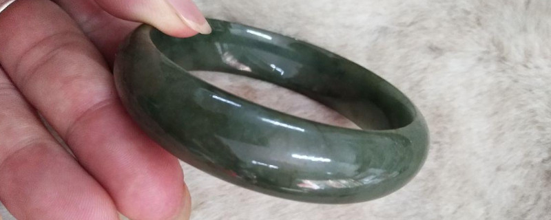 油青翡翠颜色越深越好吗?