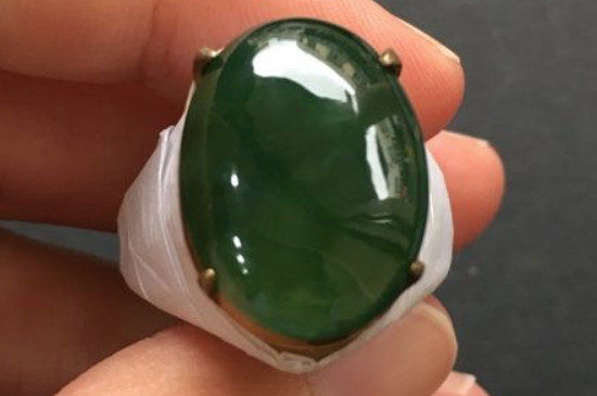 油青翡翠颜色越深越好吗?