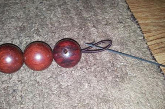 弹力绳穿手串方法图解，弹力绳穿手串的方法