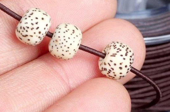 弹力绳穿手串方法图解，弹力绳穿手串的方法