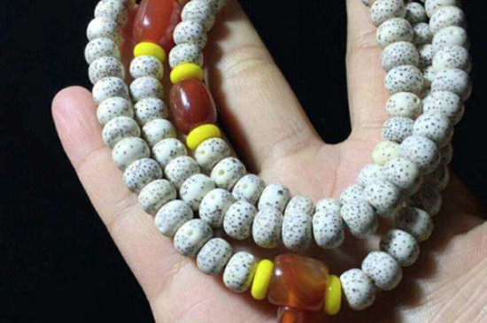 弹力绳穿手串方法图解，弹力绳穿手串的方法