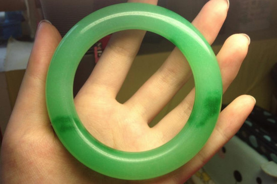 翡翠b货在灯光下的图片，翡翠b货有哪些特征