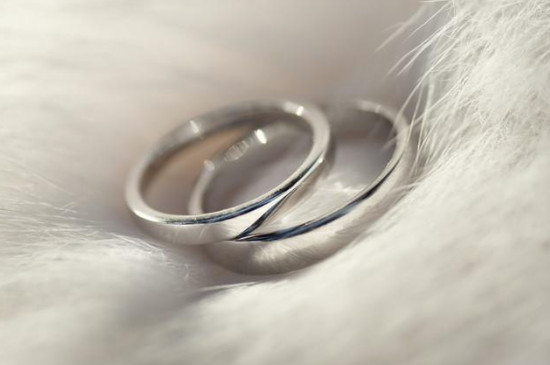 两个戒指怎么戴好看图，两个戒指的佩戴方法