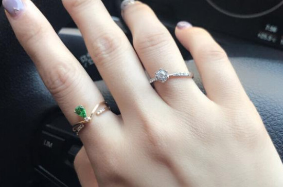 两个戒指怎么戴好看图，两个戒指的佩戴方法