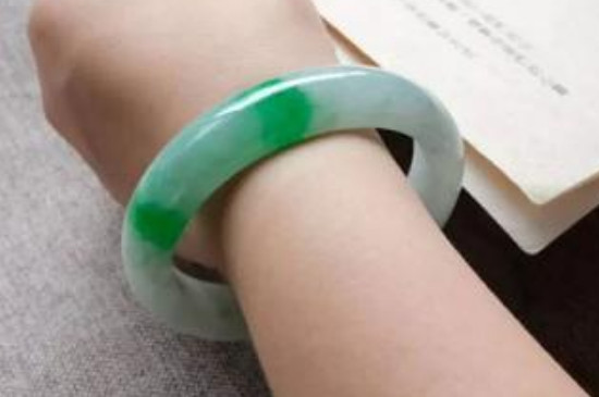 女性佩戴翡翠手镯的好处