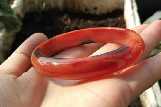 烧红翡翠和天然无烧的区别