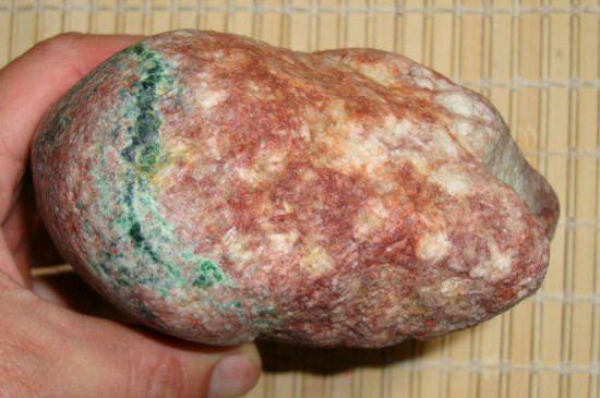 翡翠原石价格，价格在50～10000000元一斤左右