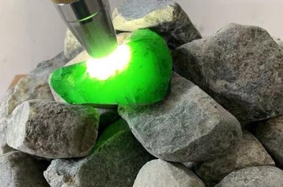 翡翠原石价格，价格在50～10000000元一斤左右