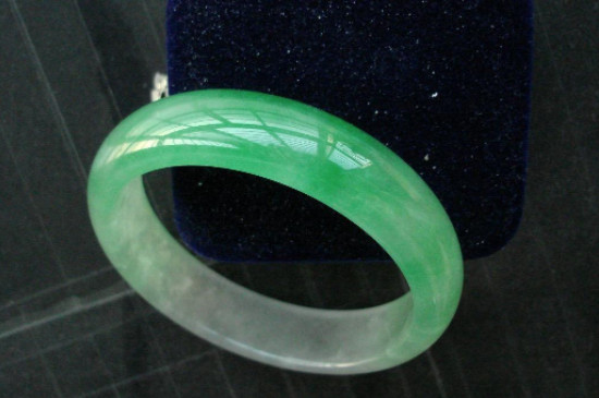 老翡翠手镯的特征