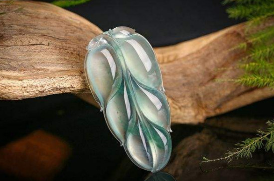 身上所佩戴的翡翠,怎样保养才是正确的?如何鉴别翡翠真假?