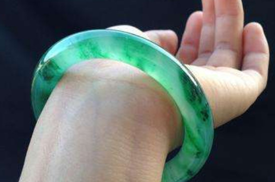 身上所佩戴的翡翠,怎样保养才是正确的?如何鉴别翡翠真假?