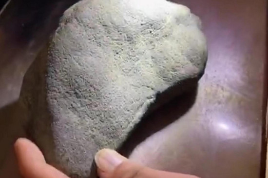 莫莫亮翡翠原石特点