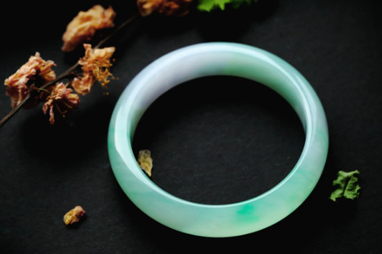 翡翠手镯可以戴着洗澡吗