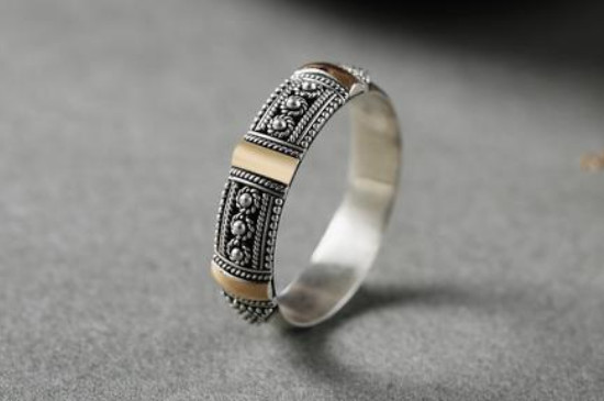 戴戒指有勒痕是紧了吗