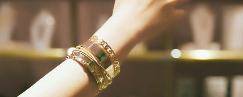 黄金手镯和手链叠戴法