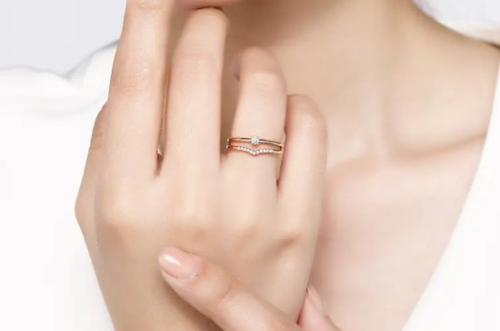 一个钻戒一个黄金手镯怎么戴