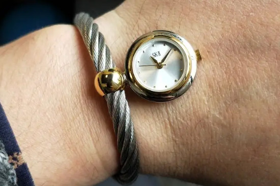 手表和手镯同时带分别应该戴在哪里