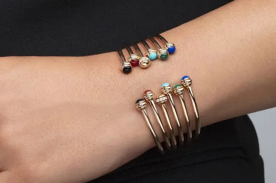 手表和手镯同时带分别应该戴在哪里