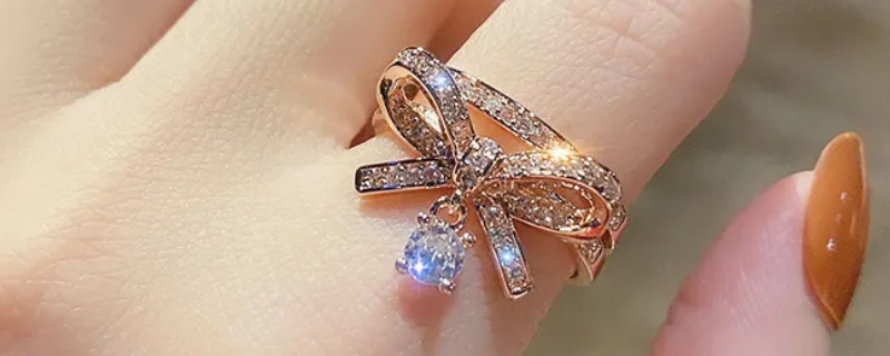 戒指戴中指什么意思女生