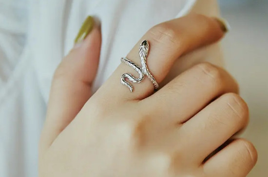 戒指戴中指什么意思女生