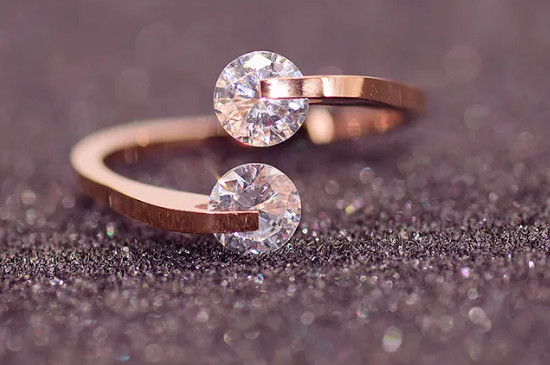 戒指戴中指什么意思女生