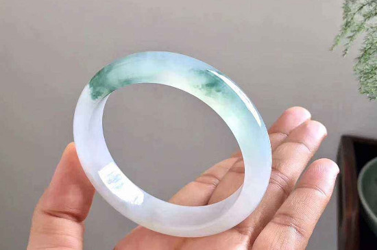 怎么选翡翠手镯