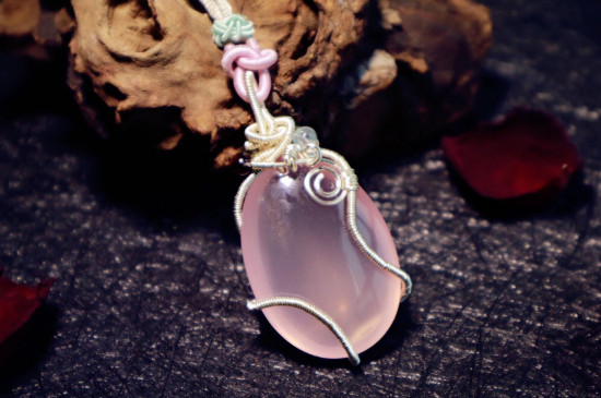 女生佩戴水晶的禁忌