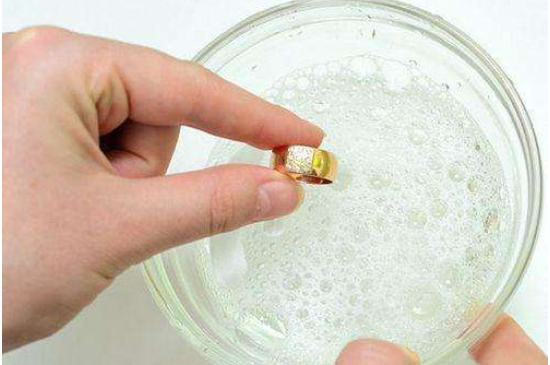 黄金脏了在家自己怎么清洗