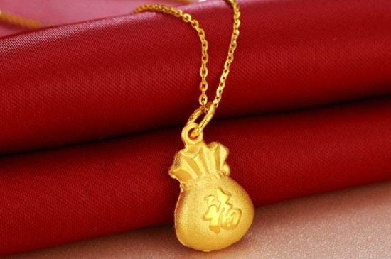 黄金项链吊坠正确戴法