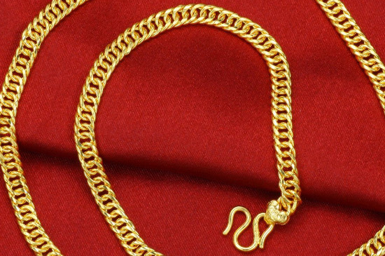 黄金项链吊坠正确戴法
