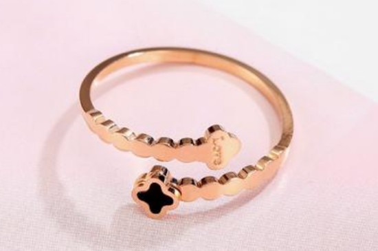 玫瑰金四叶草戒指寓意