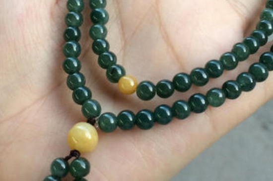 翡翠手串的戴法和讲究