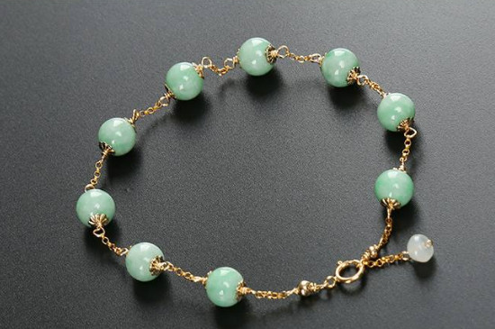 翡翠手串的戴法和讲究