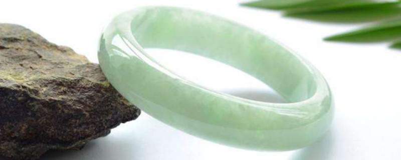 女人戴翡翠好还是玉好