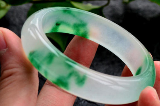 用紫光灯怎么看翡翠的真假