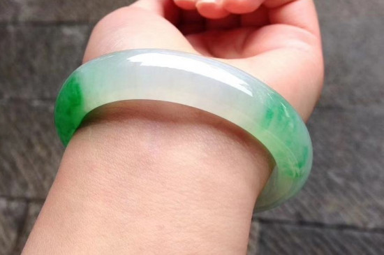 用电筒怎么看翡翠玉的真假