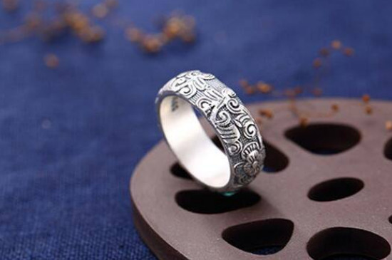 女生单身戴戒指戴哪个手指