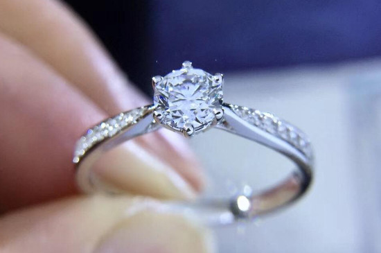 求婚戒指女生戴哪个手指